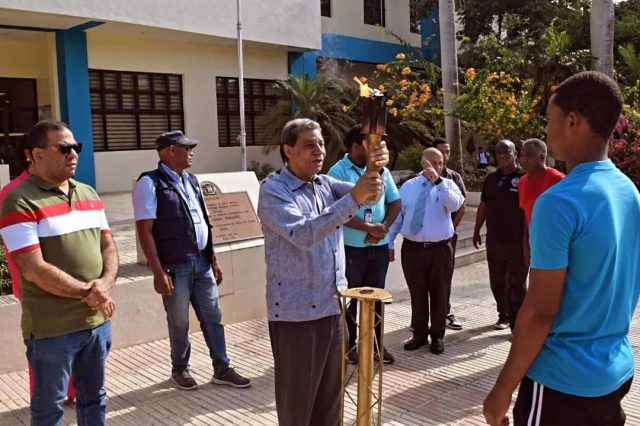 Juan Arias Fuentes recibe antorcha de los Juegos Tony Barreiro en UASD-Santiago