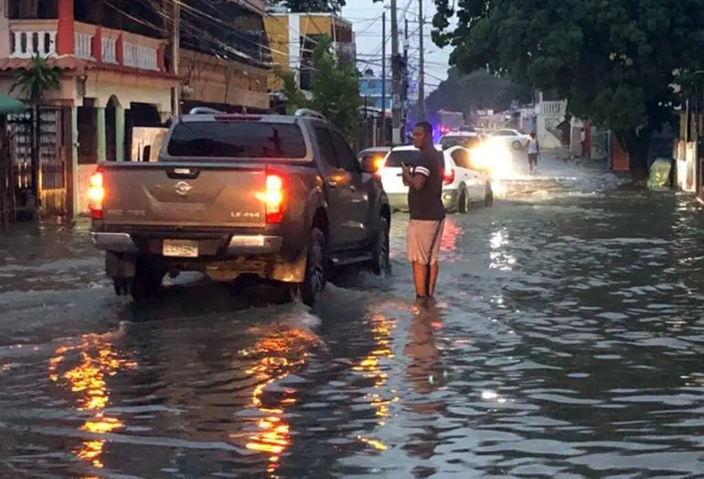 Onda tropical y vaguada generarán aguaceros dispersos este domingo