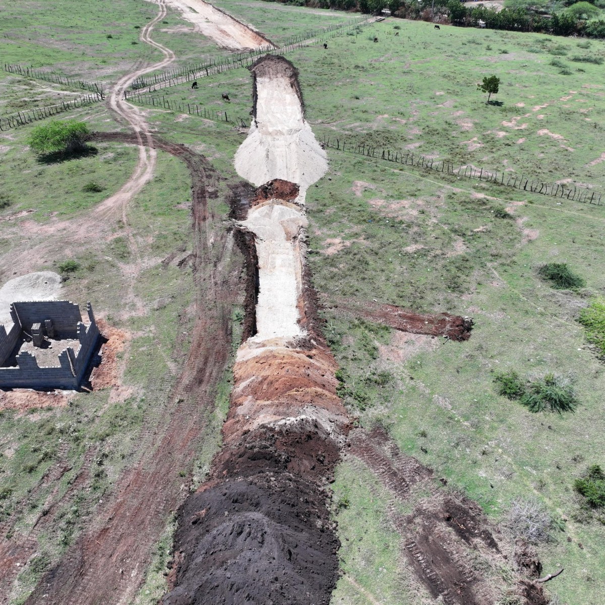 Indrhi informa avances en construcción de canales laterales de la presa Maguaca