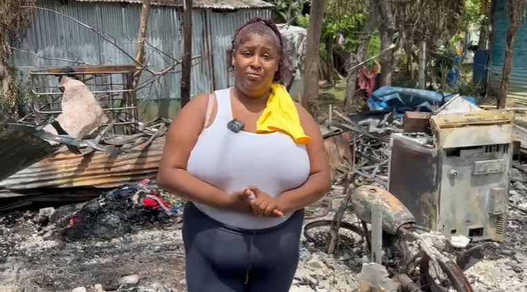 Madre de 4 niños pide ayuda tras incendio destruyera vivienda en Los Alcarrizos