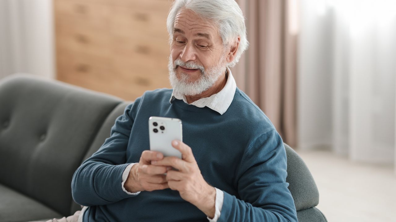 ¿Cuál es el mejor celular para una persona de más de 80 años?