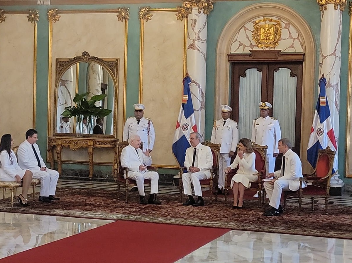 Presidente Abinader recibe credenciales de siete nuevos embajadores