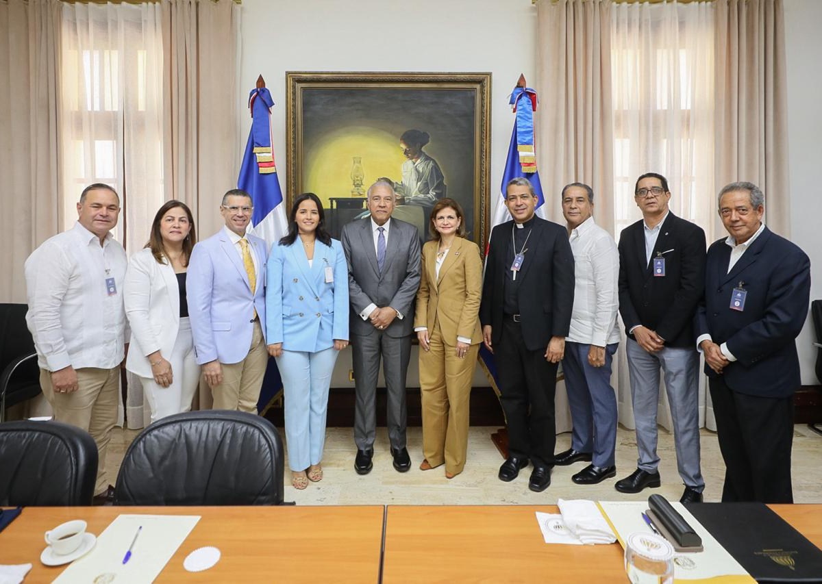 Vice Raquel Peña y Cámara de Comercio La Vega tratan situación de la provincia