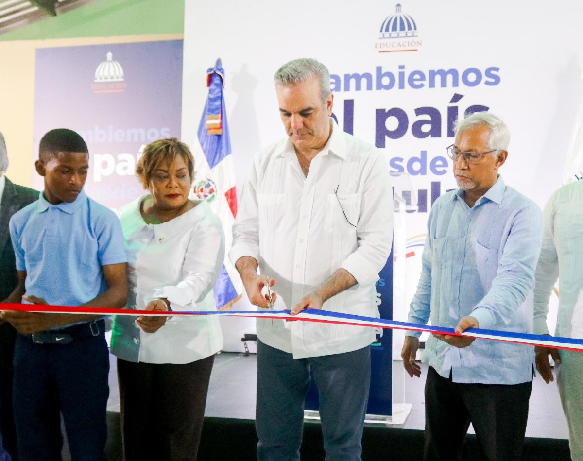 Presidente Abinader encabeza apertura de dos escuelas en Santo Domingo Norte