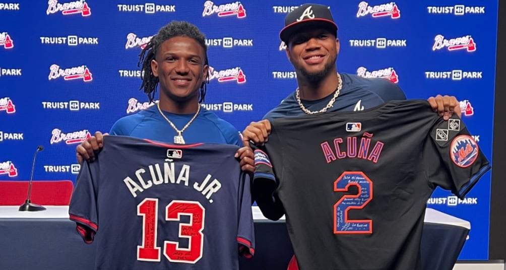 Hermanos Acuña intercambian camisetas antes del inicio de la rivalidad