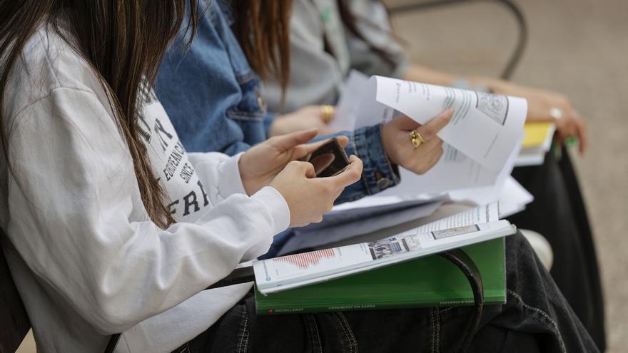 Internet y el móvil son ya tecnologías esenciales para los ciudadanos de todas las edades