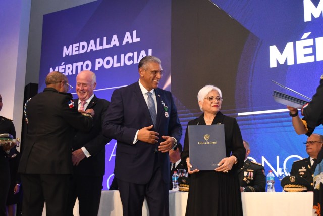 Reconocen a Chu Vásquez y a otras personalidades con “Orden al Mérito Policial”