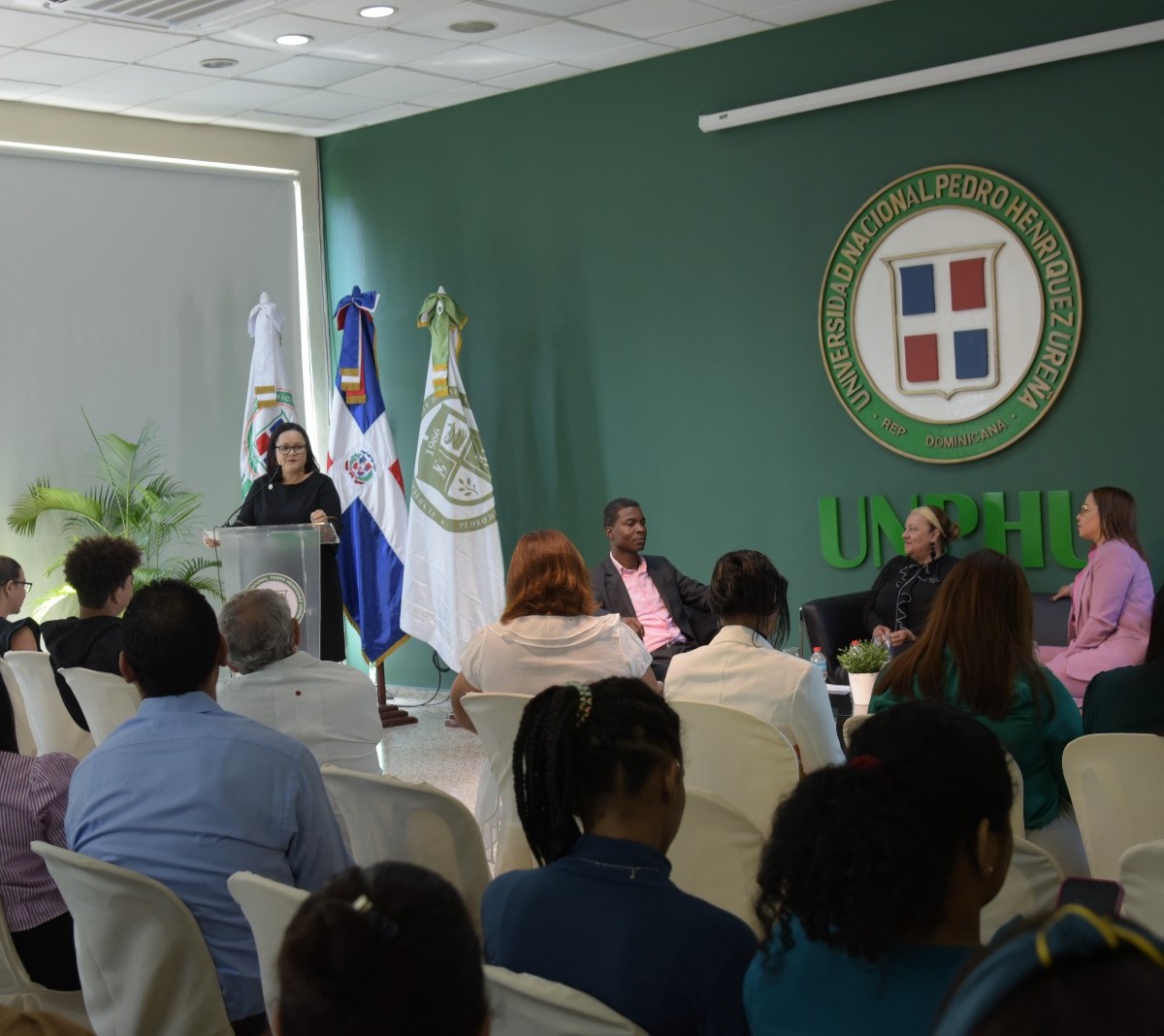 Abordan importancia de salud mental durante el conversatorio “Retos y Desafíos en el país”