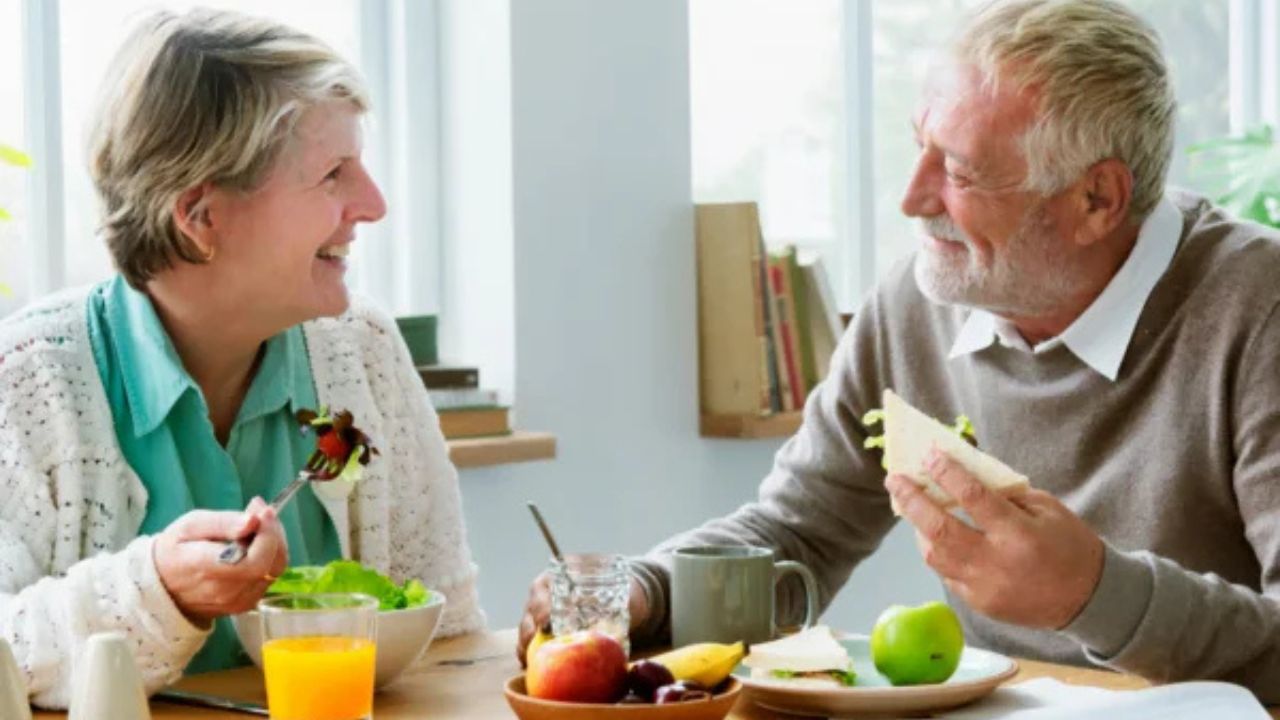 Comer menos puede alargar la vida, según un estudio