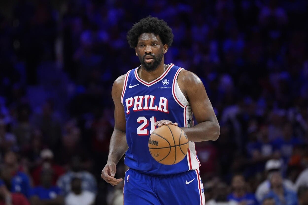 La NBA multa a los 76ers con 100 mil dólares por mentir sobre la salud de Embiid