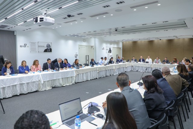 Ministro de Hacienda explica a diputados detalles y alcance de reforma fiscal