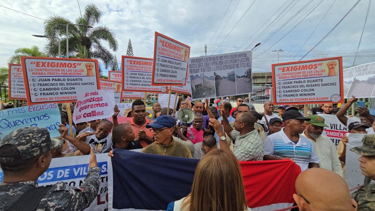 Juntas de vecinos de San Felipe de Villa Mella reclaman arreglo de calles a Alcaldía