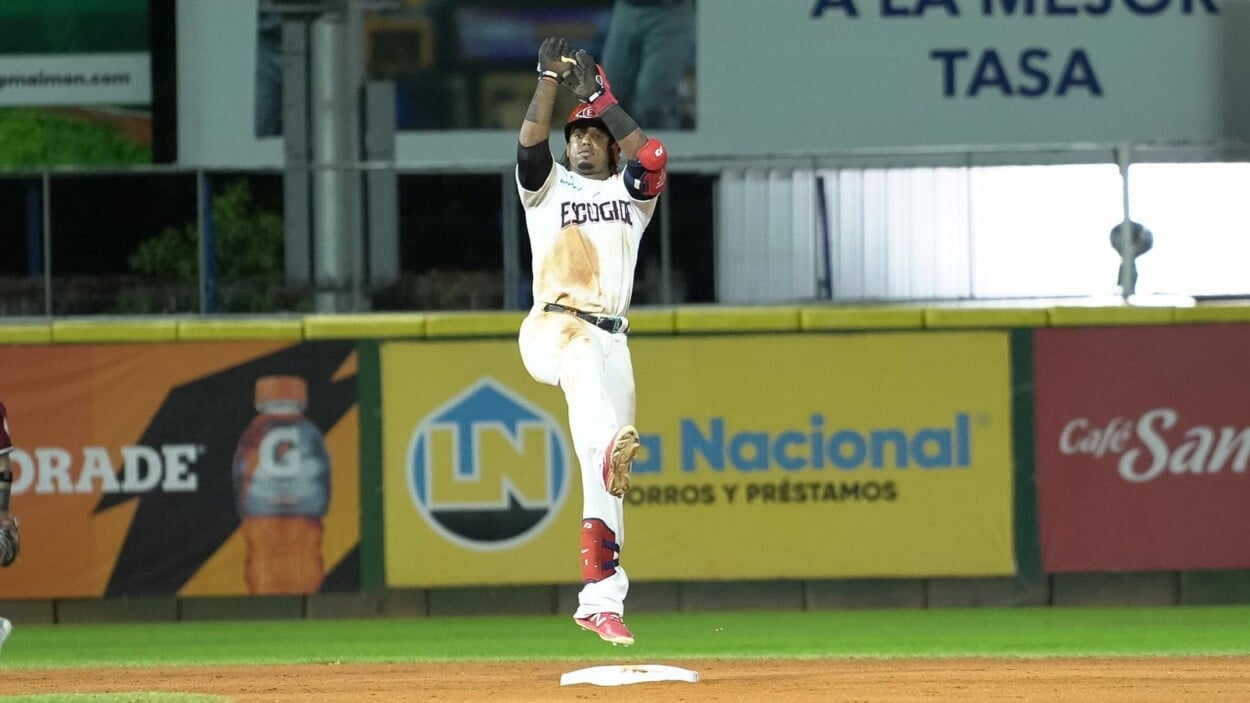 Tres extrabases extienden racha Leones del Escogido a 6-0