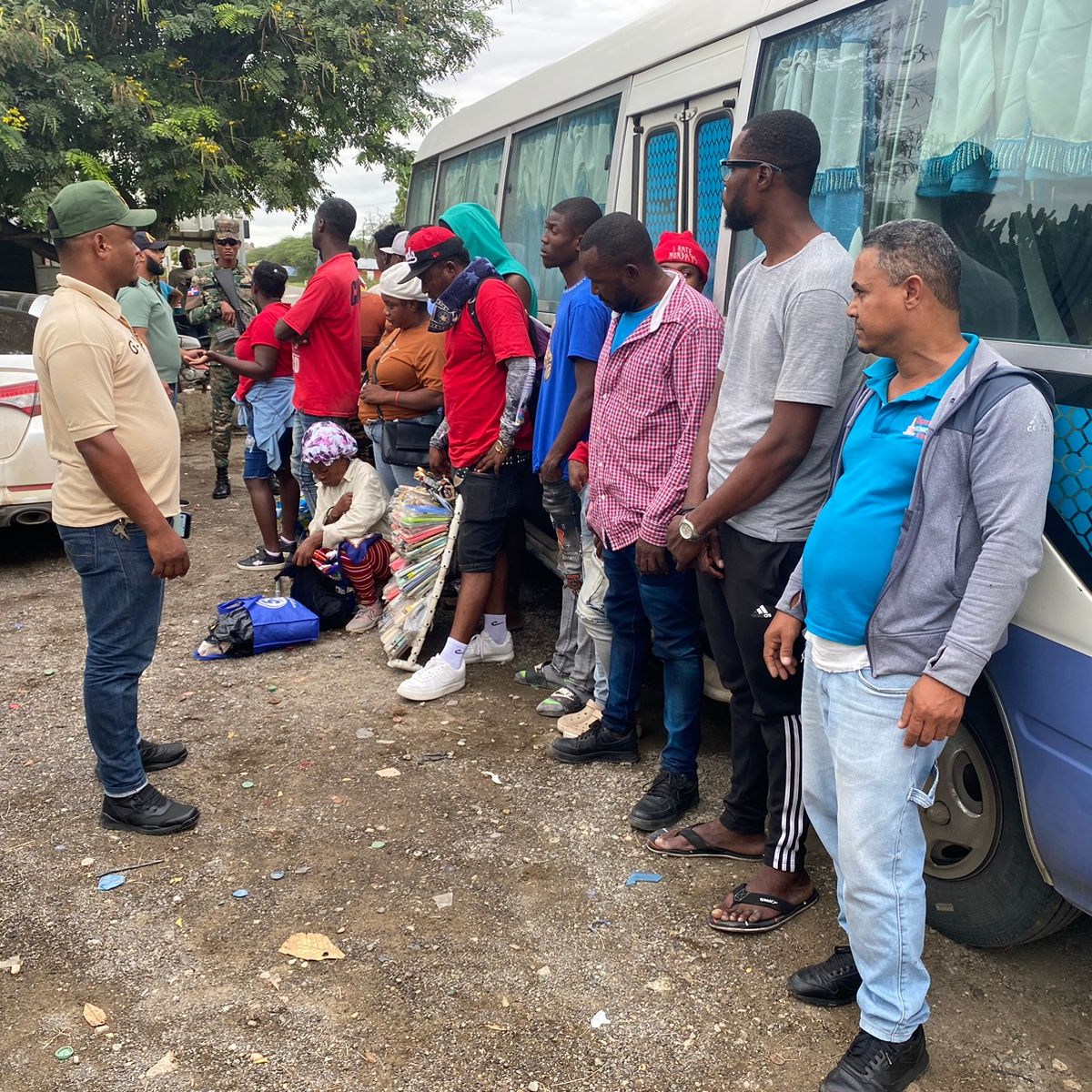 Ejército detiene minibús con indocumentados en Botoncillo, Montecristi