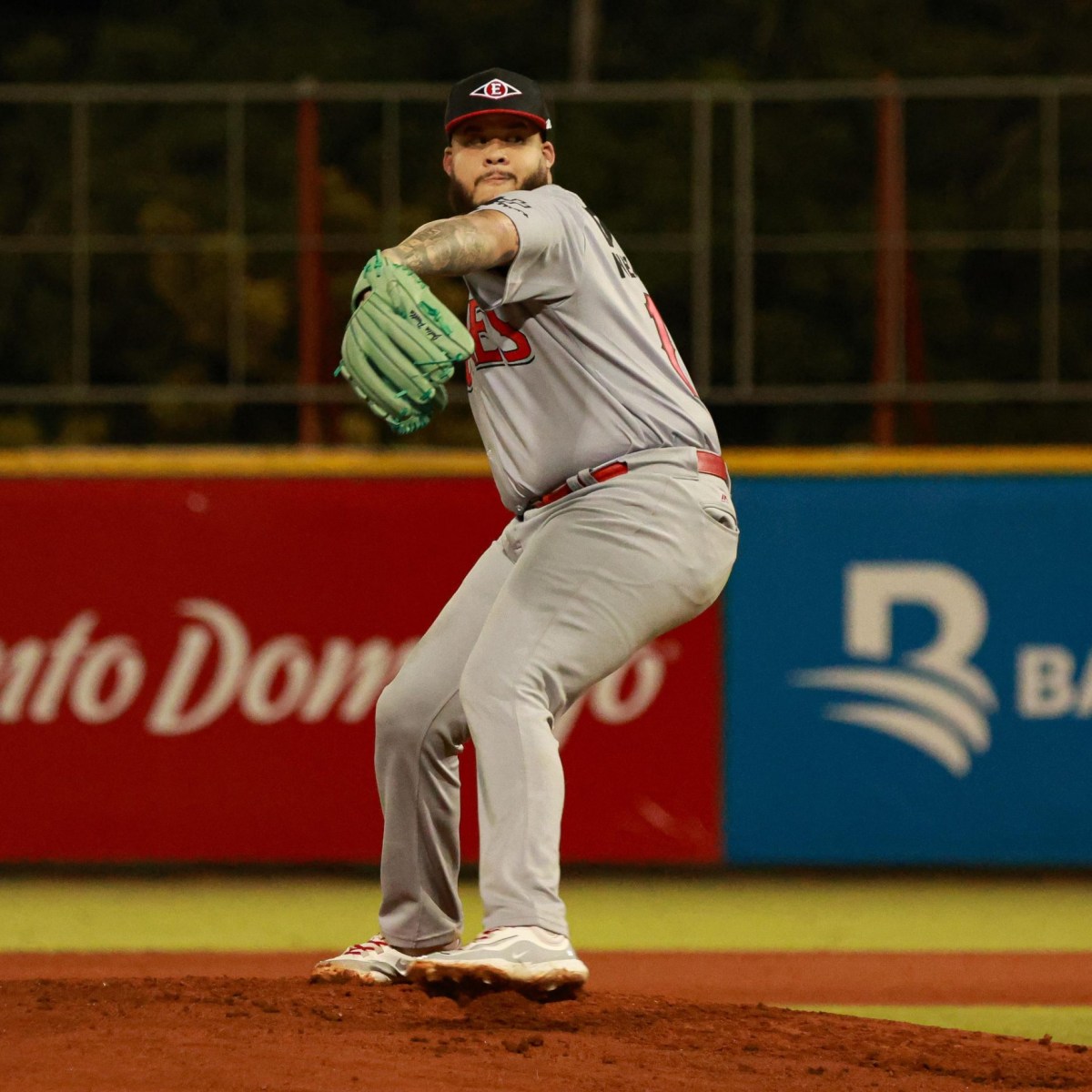 Víctor Santos lidera cuarta victoria consecutiva de los Leones