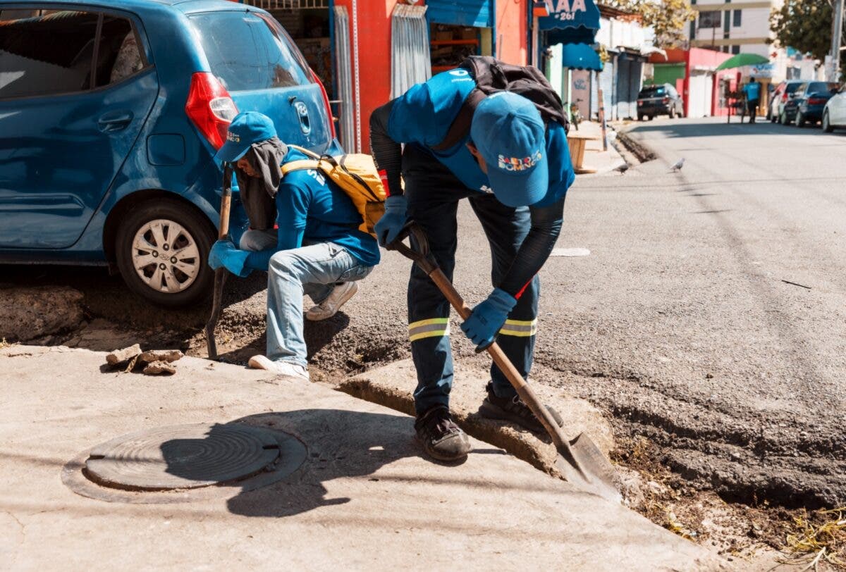 Alcaldía del Distrito limpia imbornales y cuneteos por incidencia de vaguada