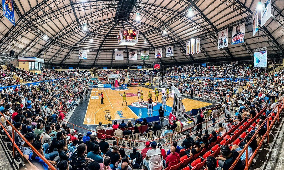 Baloncesto dominicano y cultura del carnaval vegano se reúnen en Nueva York en encuentro histórico