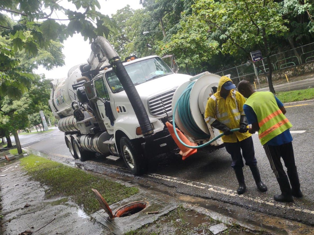 Alcaldía del Distrito Nacional amplía limpieza de imbornales ante incidencia de lluvias