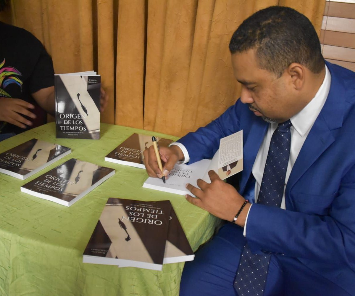 Roberto Gerónimo presenta su libro «Origen de los Tiempos del Sistema Nacional de Salud»