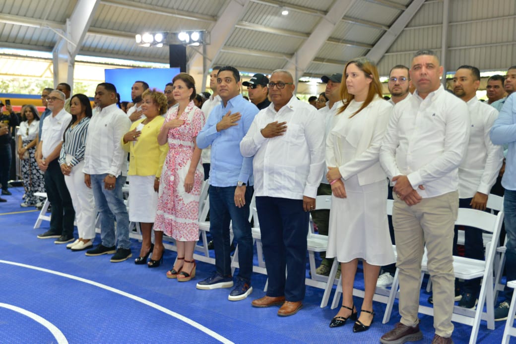 Vicepresidenta y ministro de Deportes reinauguran Polideportivo de Pedro Brand