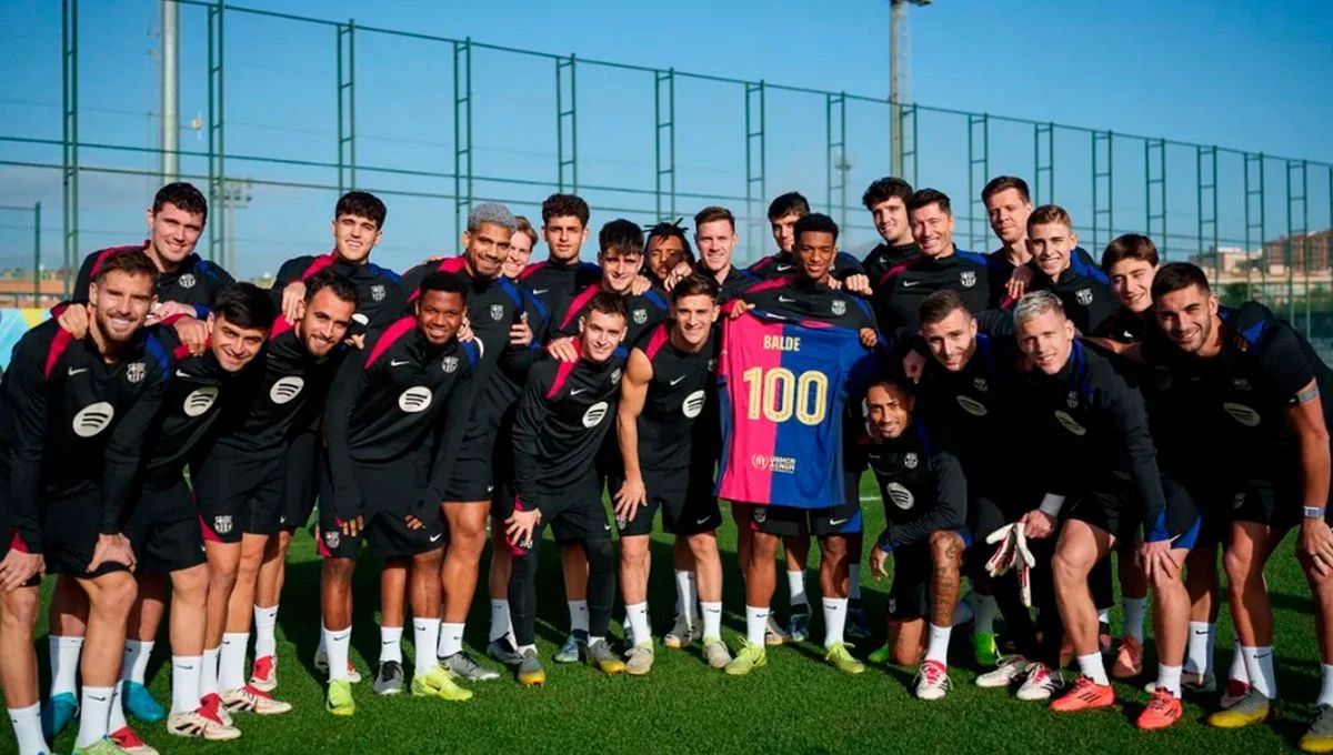 Dominicano Balde recibe camiseta por su partido número 100 con el Barcelona