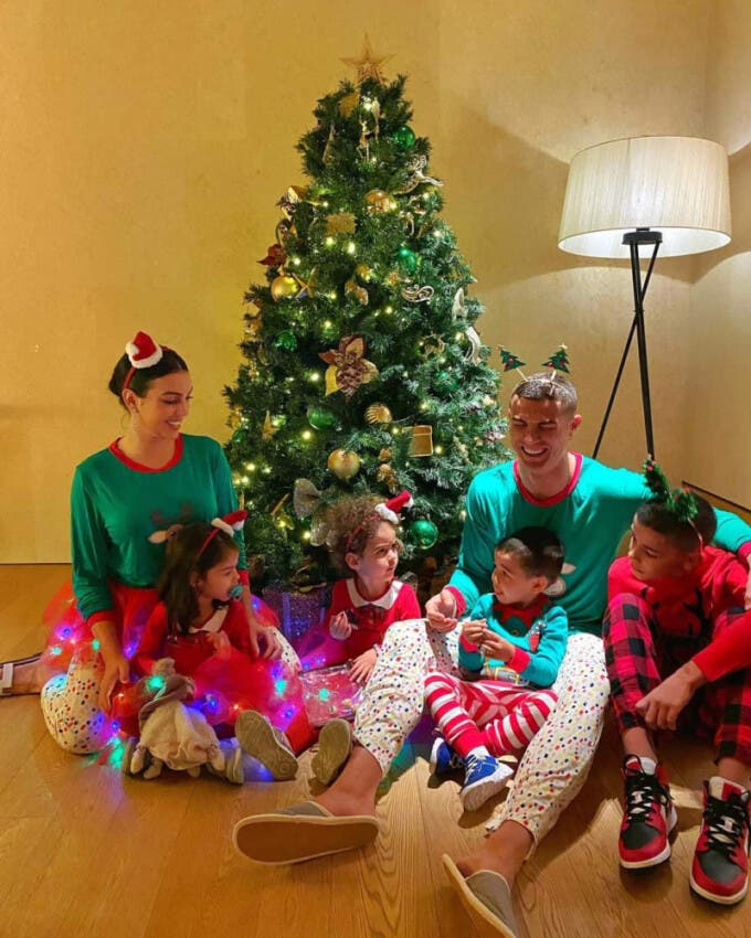 Cristiano pasa la Navidad con familia en Laponia, conoce a papa Noel y se baña a bajo cero