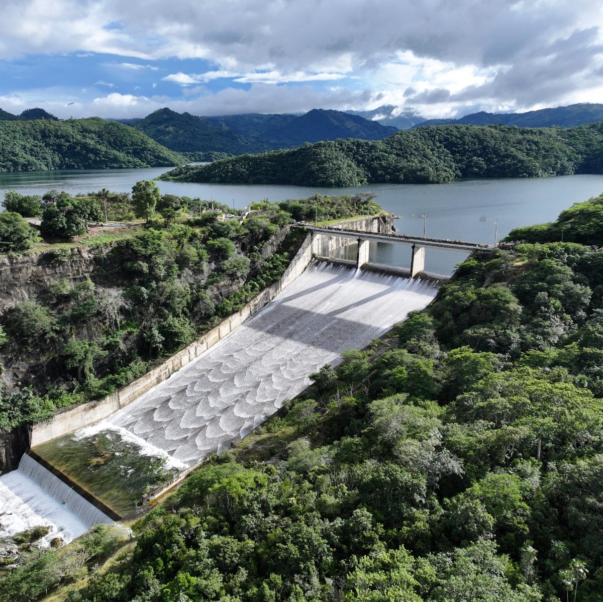 Indrhi informa que monitorea vertido del embalse de Monción