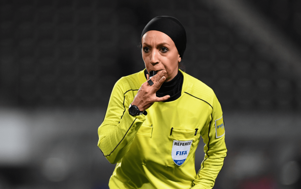 La mujer que iba a arbitrar un partido masculino de fútbol en Irán huye por amenazas