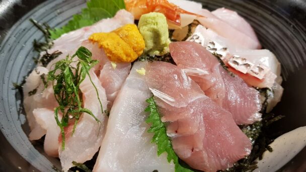 ¿Cuáles son los riesgos de consumir pescado crudo?