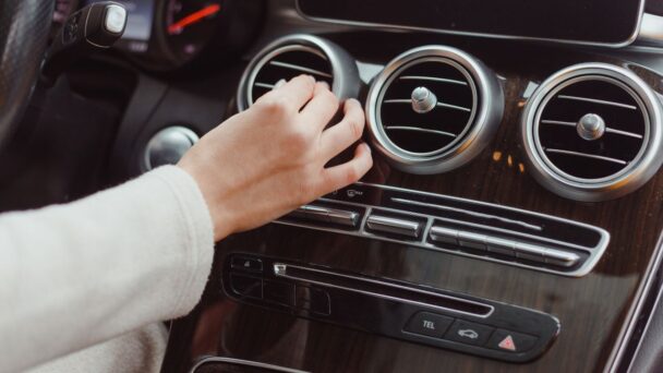 ¿Enciendes el aire al entrar al auto? Descubre por qué podrías dañarlo