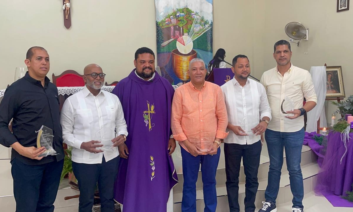 Reconocen a Radhamés González, Ángel de la Cruz y otros dirigentes PRM por gestión de obras