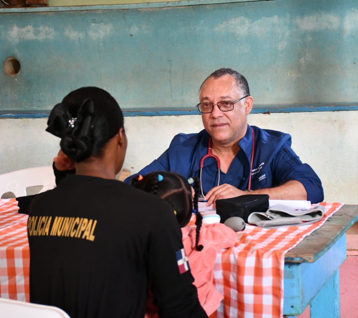 Senador Johnson Encarnación encabeza  operativo médico en el distrito municipal de Río Limpio