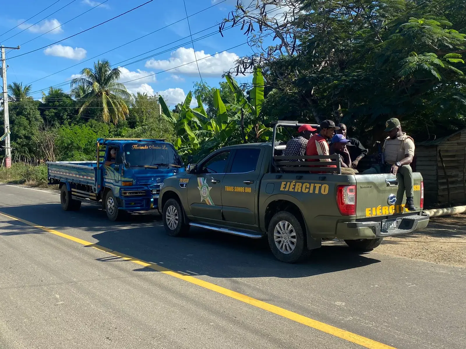 Un cabo de la Fuerza Aérea y 4 civiles detenidos transportando haitianos indocumentados