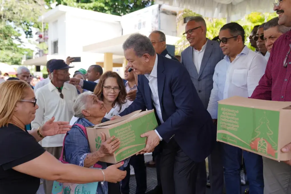 28 años de tradición: Leonel entrega cajas navideñas a personas de escasos recursos