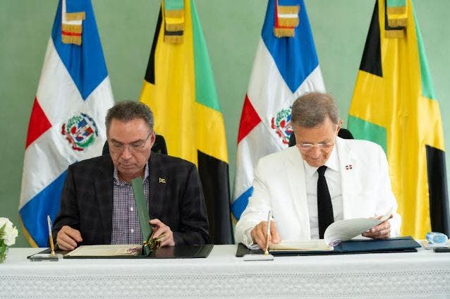 RD y Jamaica firman fortalecerán transporte aéreo