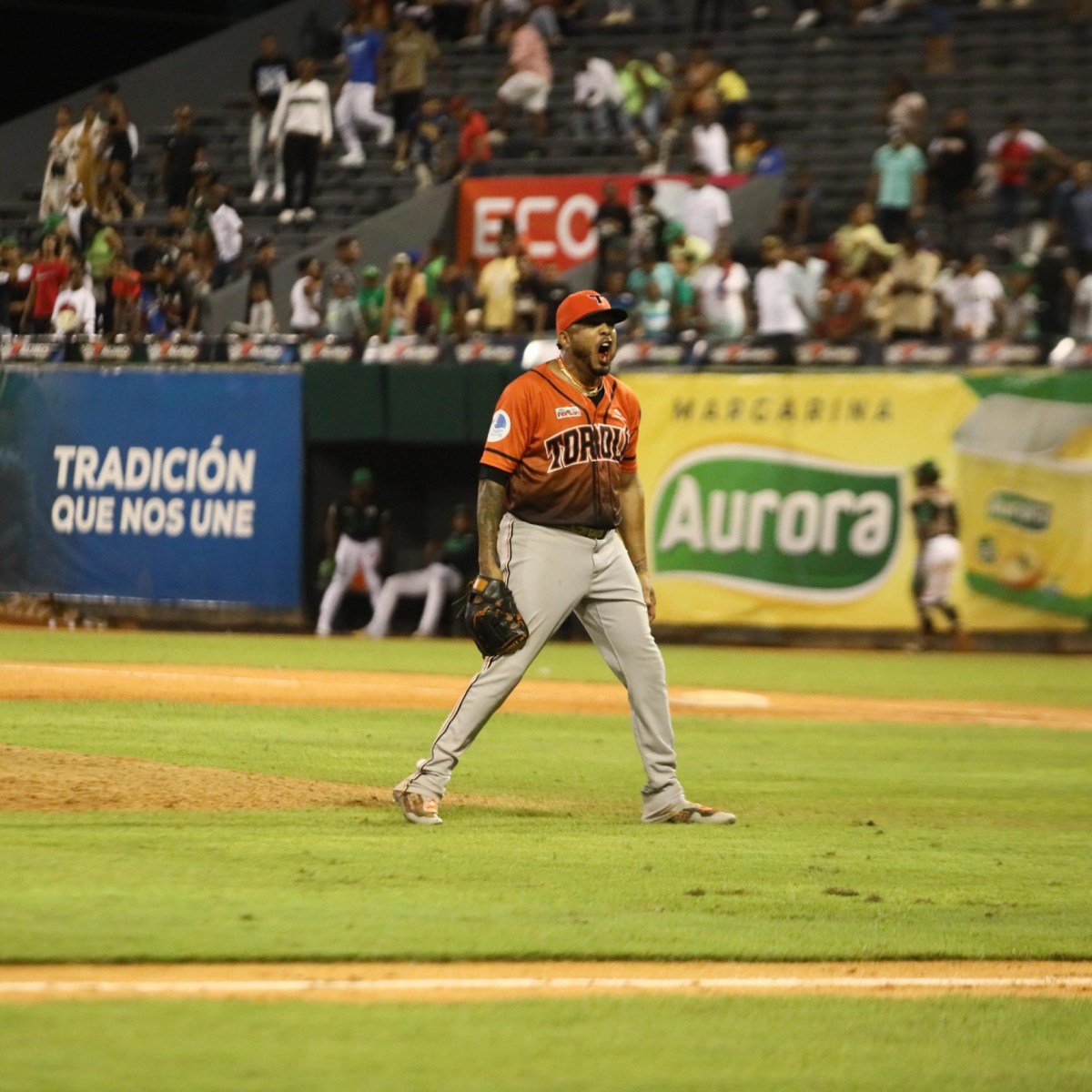 Toros someten a Estrellas con gran relevo de Fernando Abad