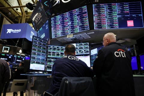 Wall Street termina en números rojos; Dow Jones desciende 0,35 %