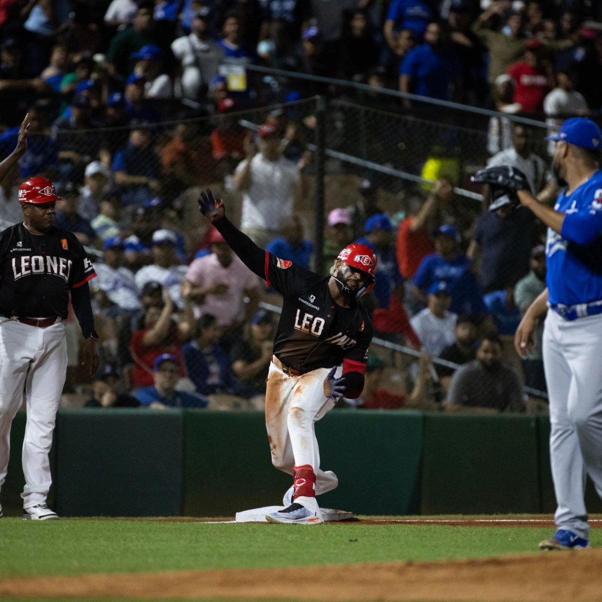 Jean Segura se pone la capa de héroe con hit de oro y Escogido empata con Licey en la final 