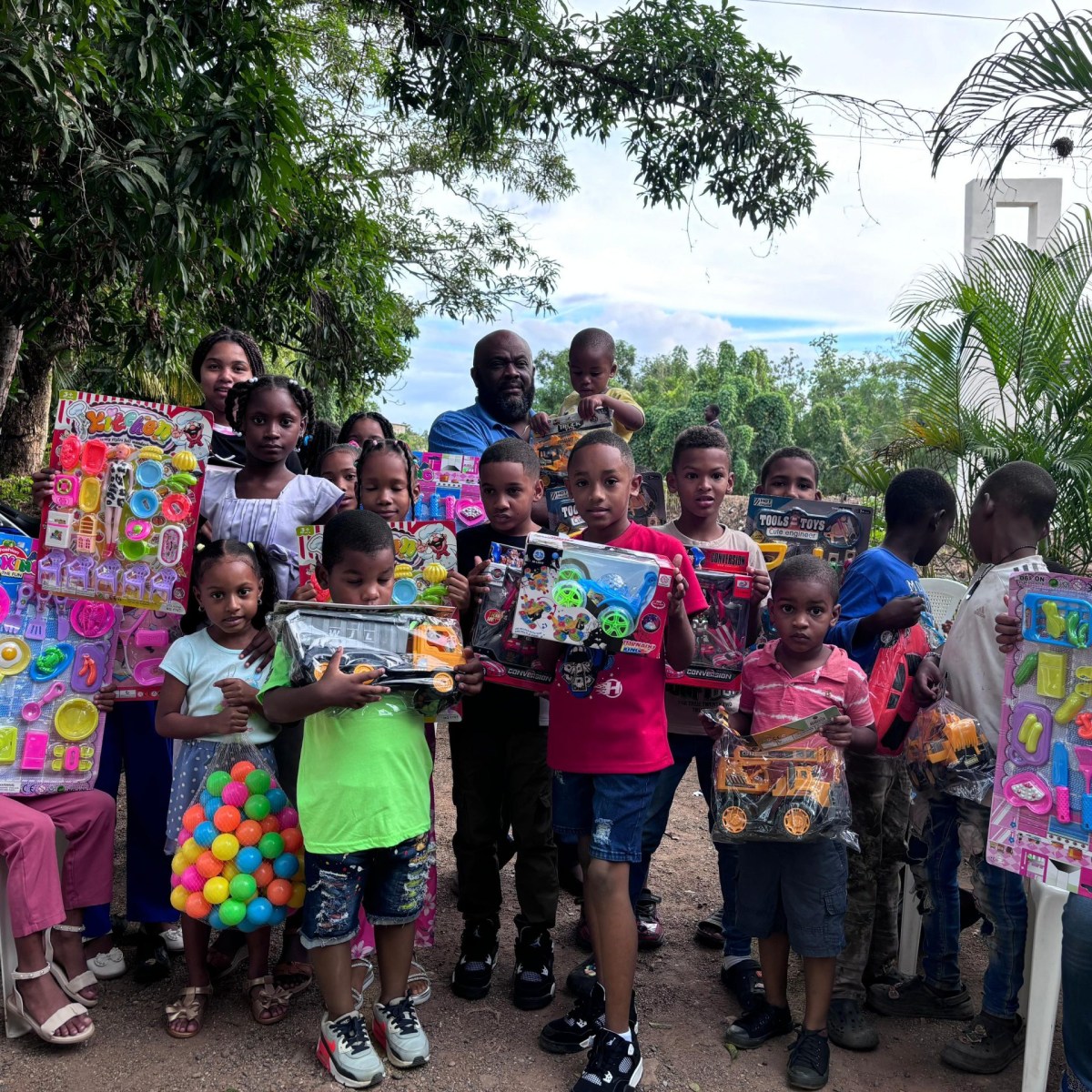 Anderson de los Santos entrega juguetes a niños de Don Juan por de Día Reyes